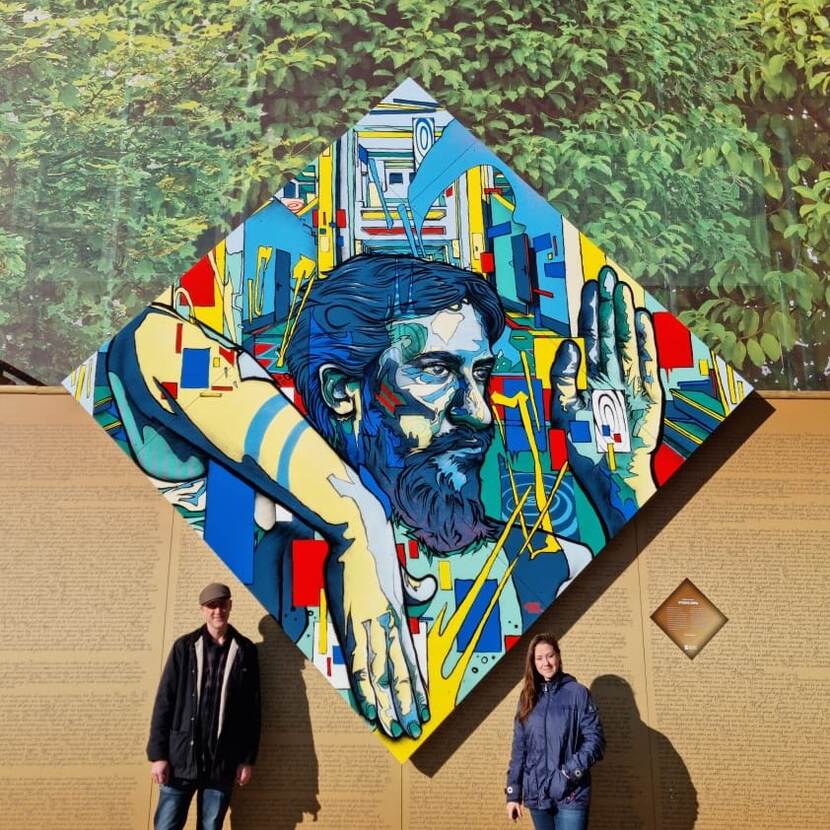 Studio ZEPA naast hun kunstwerk op het Plein