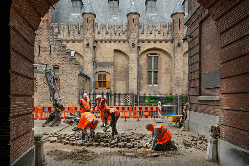 Bouwvakkers aan het werk op het Binnenhof