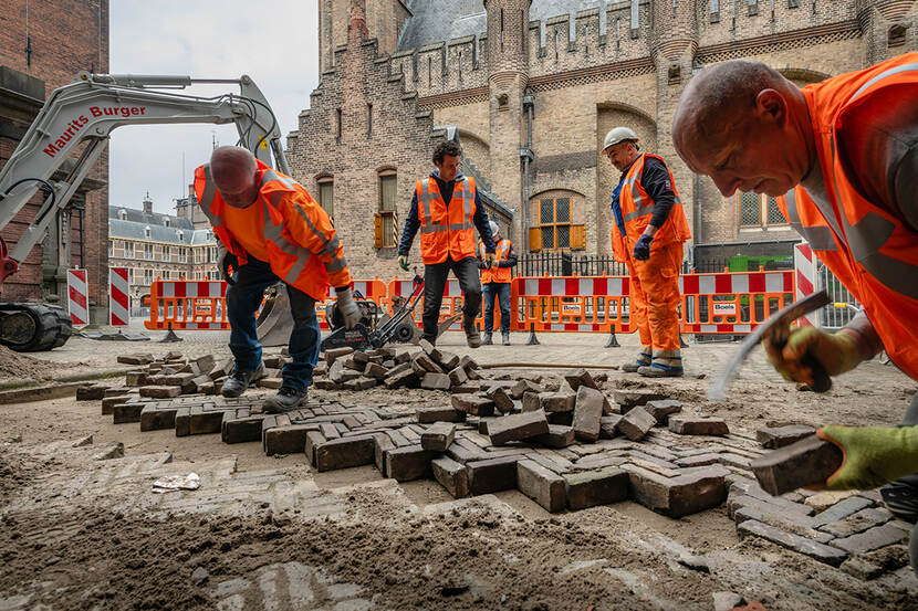 Bouwvakkers bezig met bestrating op het Binnenhof