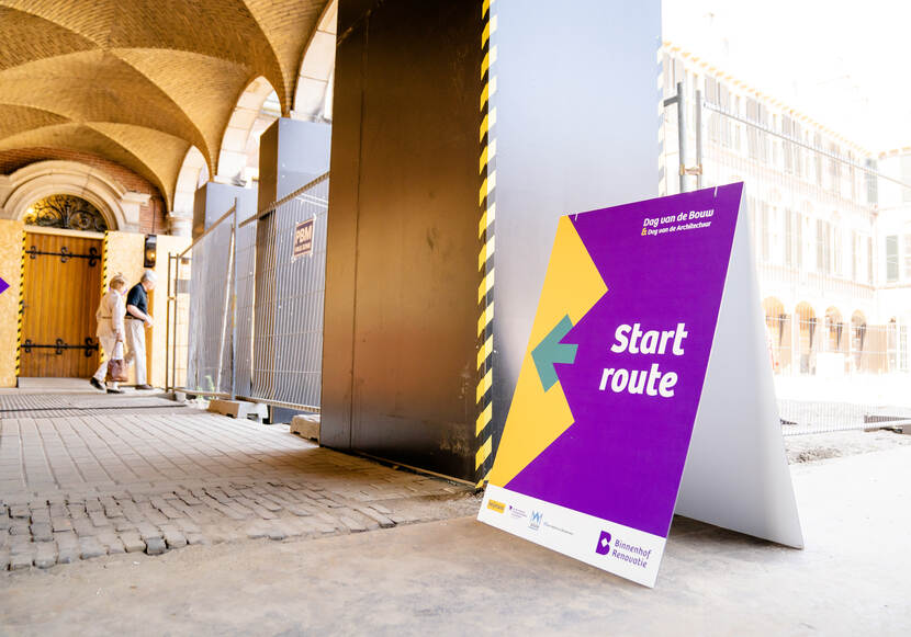 Bord met  'Start route' - Dag van de Bouw / Dag van de Architectuur op het Binnenhof - 17 juni 2023