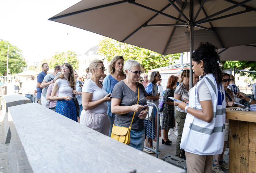 De rij bij het scannen van de tickets - Dag van de Bouw / Dag van de Architectuur op het Binnenhof - 17 juni 2023