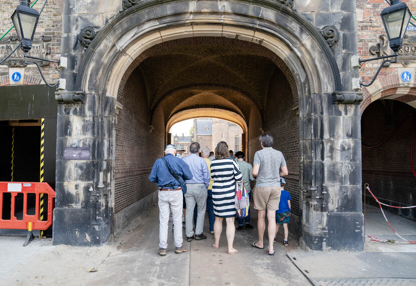 Publiek gaat naar binnen door de Stadhouderspoort - Dag van de Bouw / Dag van de Architectuur op het Binnenhof - 17 juni 2023