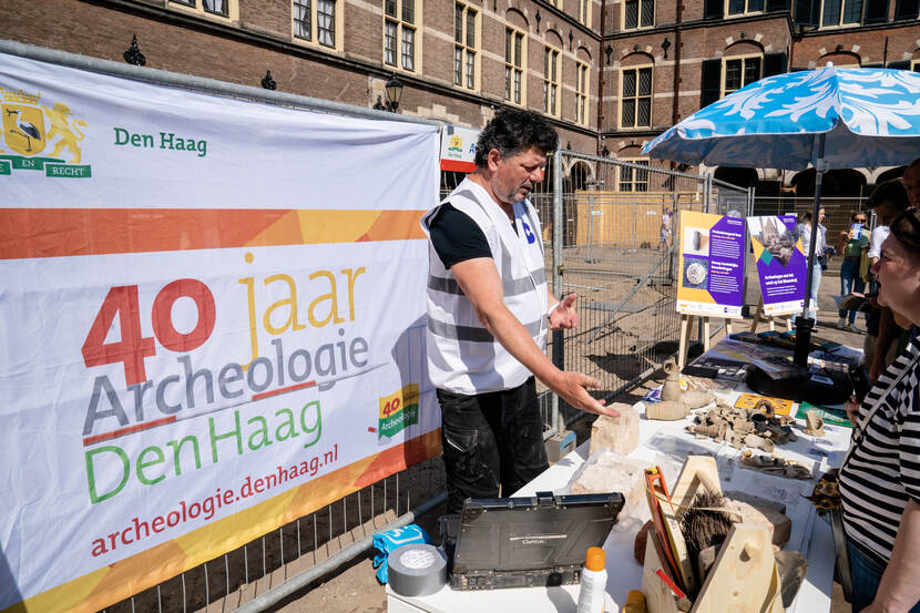 De marktkraam van archelogie Den Haag op het Opperhof - Dag van de Bouw / Dag van de Architectuur op het Binnenhof - 17 juni 2023