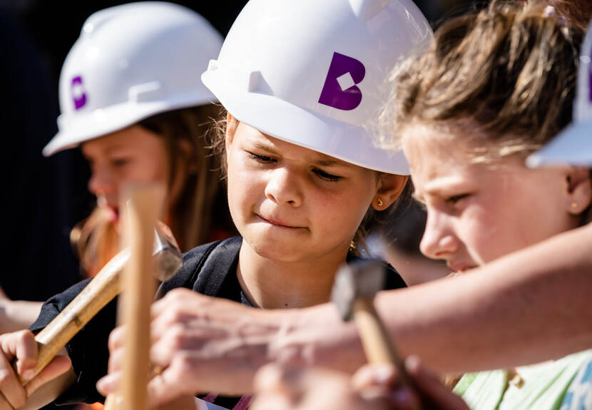 Kinderen met bouwhelm op zijn ingespannen aan het timmeren - Dag van de Bouw / Dag van de Architectuur op het Binnenhof - 17 juni 2023