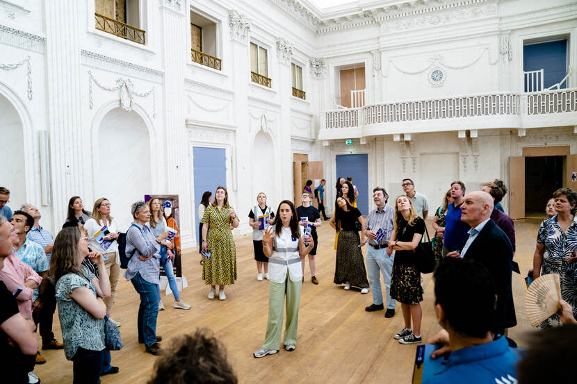 Bezoekers krijgen uitleg in Oude Zaal Tweede Kamer - Dag van de Bouw / Dag van de Architectuur op het Binnenhof - 17 juni 2023
