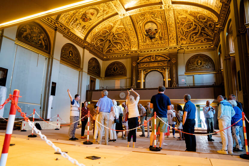 Bezoekers in de plenaire zaal Eerste Kamer - Dag van de Bouw / Dag van de Architectuur op het Binnenhof - 17 juni 2023