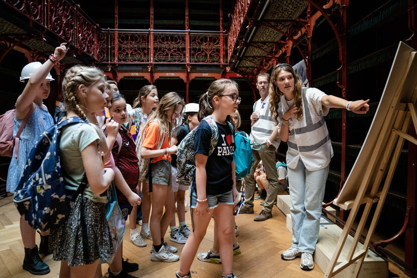 Kinderen krijgen uitleg in de Handelingenkamer - Dag van de Bouw / Dag van de Architectuur op het Binnenhof - 17 juni 2023