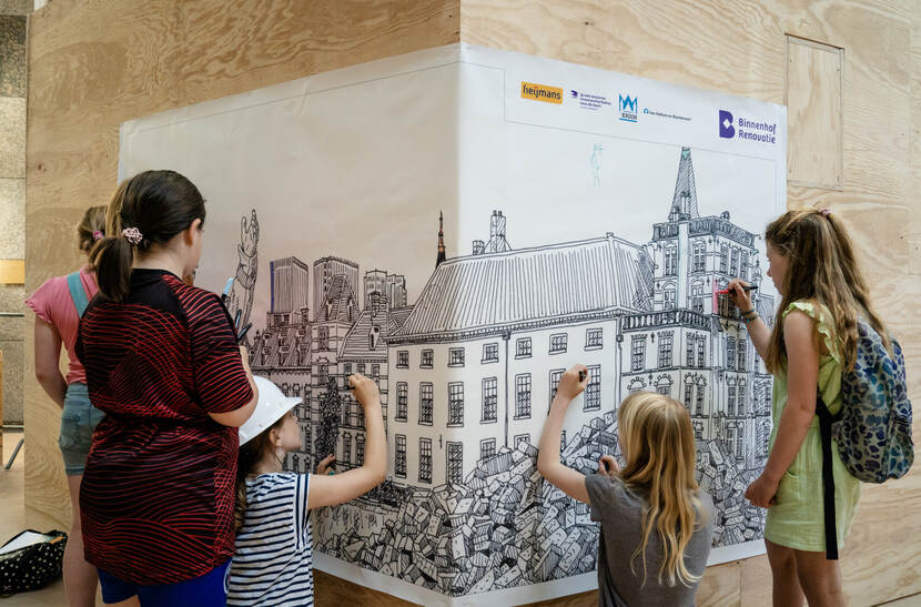 Kinderen vullen grote kleurplaat in - Dag van de Bouw / Dag van de Architectuur op het Binnenhof - 17 juni 2023