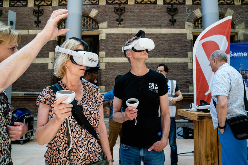 Twee mensen met VR-bril in Statenpassage - Dag van de Bouw / Dag van de Architectuur op het Binnenhof - 17 juni 2023