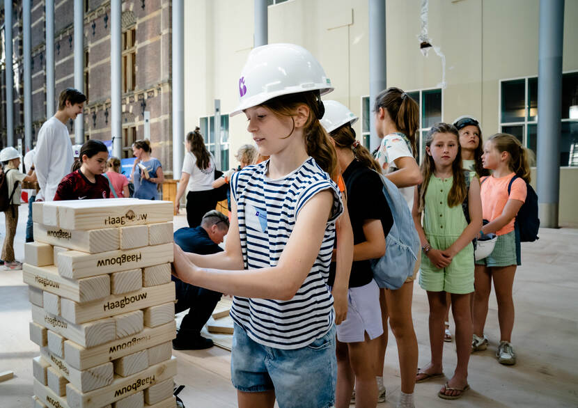 Kinderen bij stapelspel in Statenpassage - Dag van de Bouw / Dag van de Architectuur op het Binnenhof - 17 juni 2023