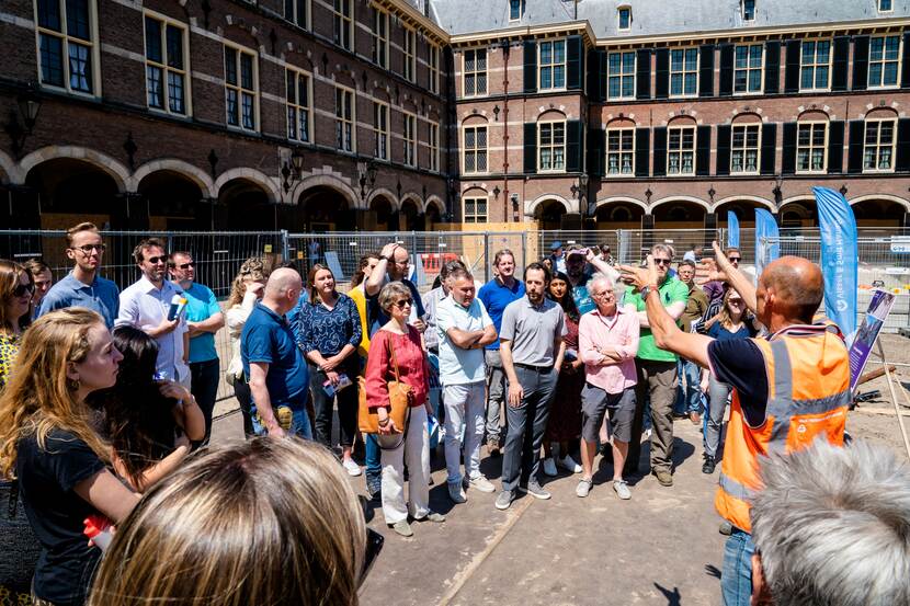 Bezoekers krijgen uitleg op het Opperhof op de Dag van de Bouw / Dag van de Architectuur 17 mei 2023