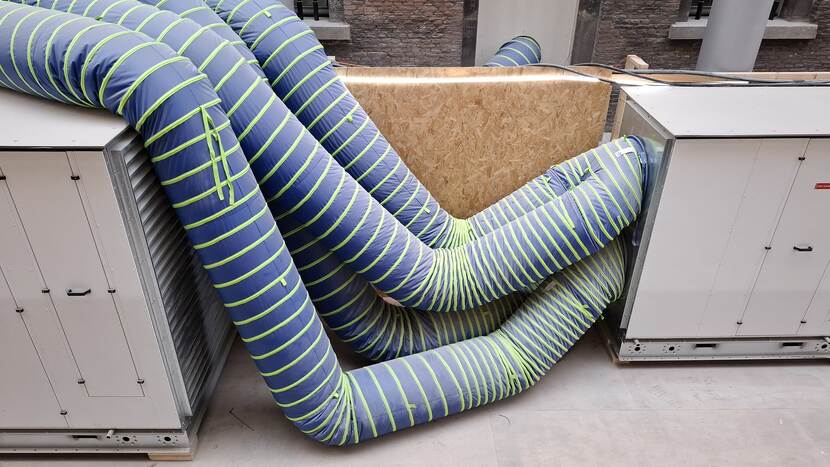 Blauwe luchtbehandelingsbuizen in het Tweede Kamergebouw