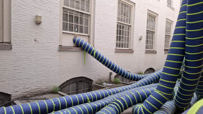 Blauwe luchtbehandelingsbuizen in het Tweede Kamergebouw
