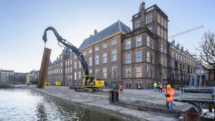 De eerste damwand voor het werkgebied wordt met een mobiele kraan aangeleverd