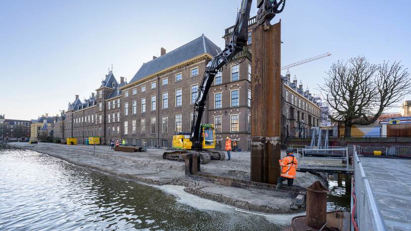 Aan de rand van het werkgebied wordt een damwand de grond ingetrild