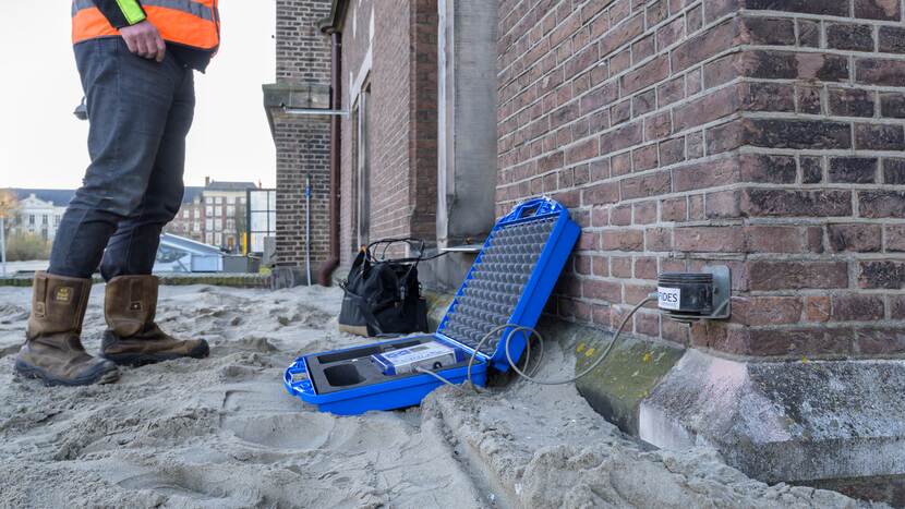 Meetapparatuur aan de gevel van het Eerste Kamergebouw