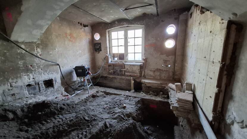 Souterrain in de Eerste Kamer met opengewerkte vloer en gat in de grond