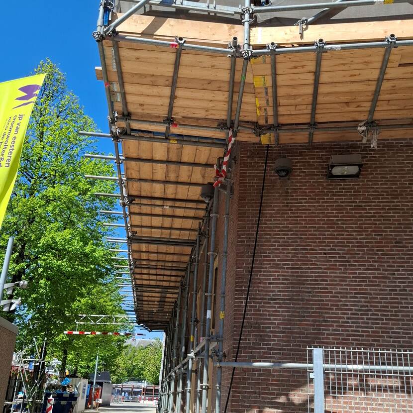 Steiger bij gebouw A van de Tweede Kamer aan het Buitenhof; de onderste verdieping 'zweeft' zonder staanders op de grond