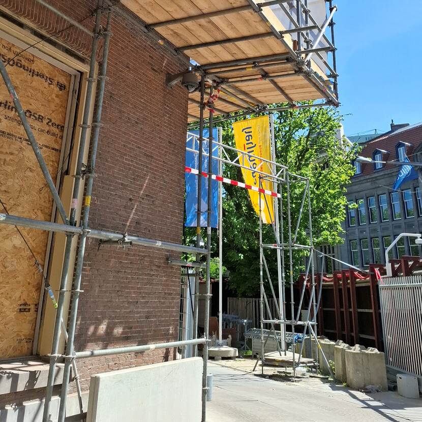 De 'zwevende' hoek van de steiger van gebouw A gezien vanaf het Buitenhof