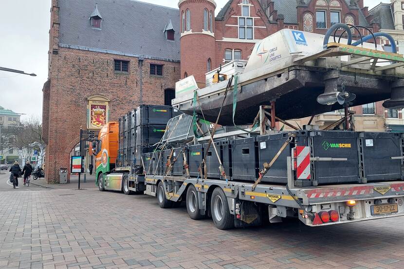 Aanvoer pontons en bootje op elektrische dieplader bij de Gevangenenpoort in Den Haag
