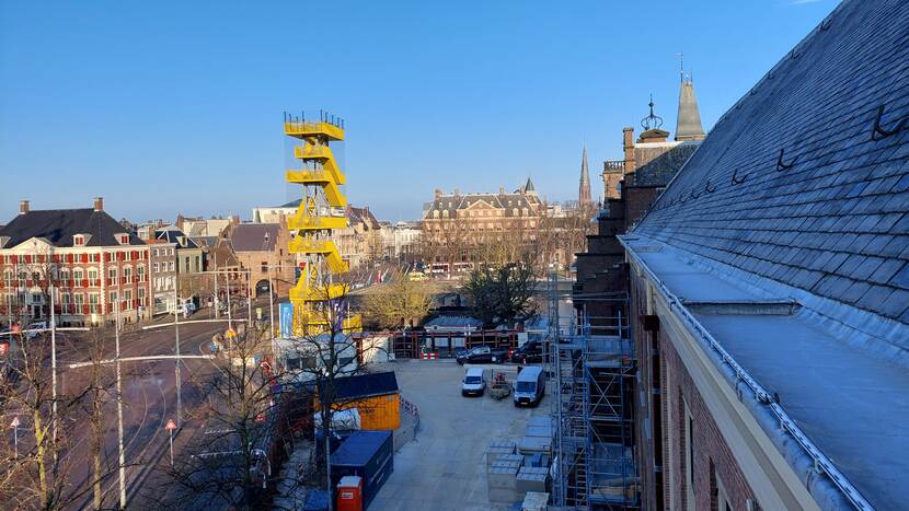 Het gele Uitzichtpunt Binnenhof gezien vanaf het dak van de Kortenhorstvleugel