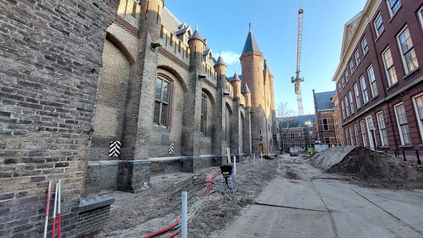 Zuidkant van de Ridderzaal; kabels liggen in de opengwerkte straat