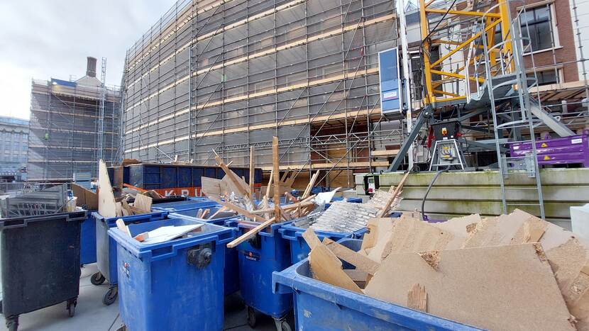 Containers met gesorteerd afvalmateriaal op de Hofplaats