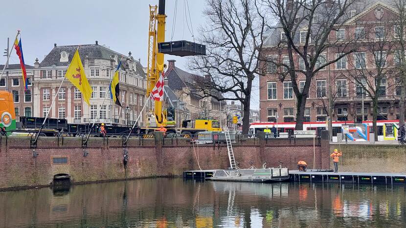 Een ponton wordt op de hoek Lange Vijverberg / Buitenhof de Hofvijver ingehesen