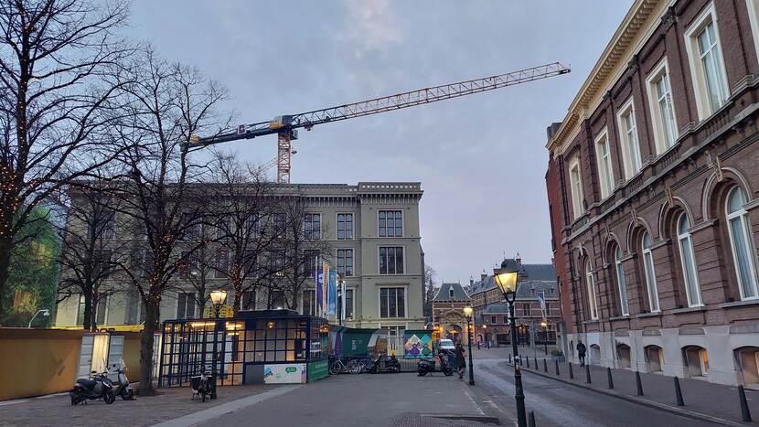 Gebouw K (Koloniën) van de Tweede Kamer met daarachter zichtbaar de net geplaatste torenkraan