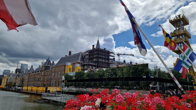 Zicht op de spiegelende bouwkeet, de Hofvijvergevel en op de achtergrond staat de Mauritstoren in de steigers