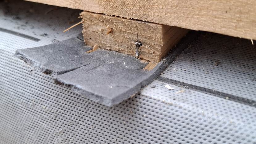 Houten latten met daaronder een foamstrook op het dakbeschot