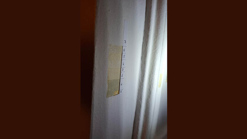Zeven genummerde vlakjes met lagen van het kleurenonderzoek; van gebroken wit naar lichtgroen