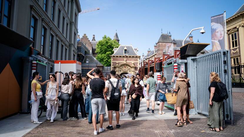 Bezoeker van de Dag van de Bouw Binnenhof 2025 lopen naar de Grenadierspoort