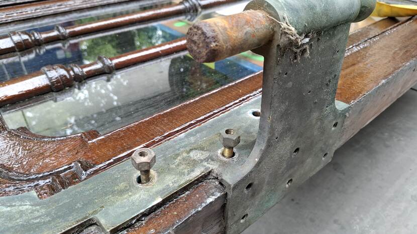 Detail van toegangsdeur gebouw J met kloek scharnier