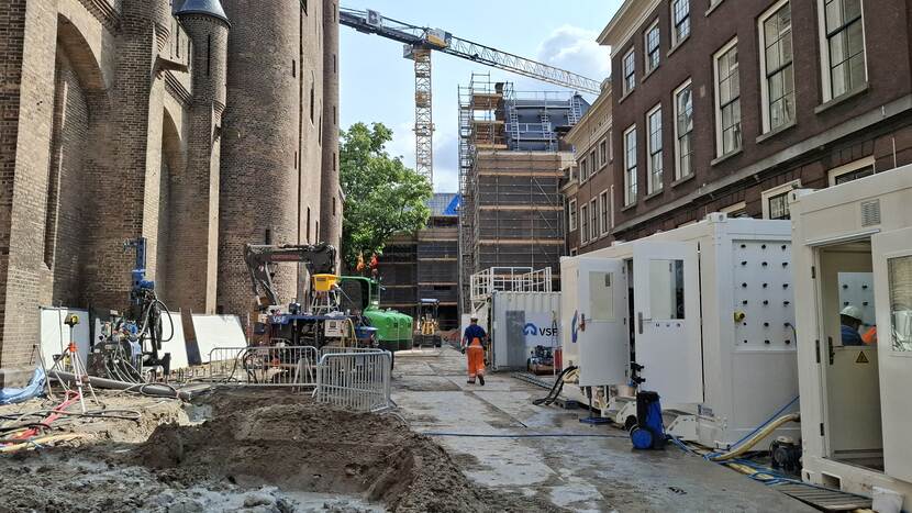 Elektrisch materieel bij de Ridderzaal (links), op de achtergrond is gebouw C van de Tweede Kamer zichtbaar
