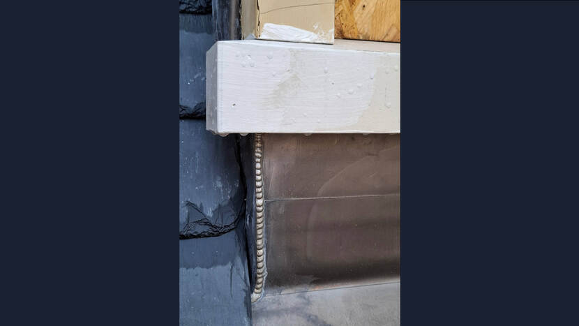 Onderkant dakkapel gebouw C keurig afgewerkt na leidekken