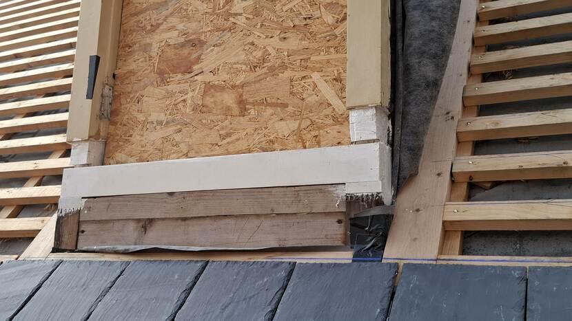 Onderkant van een te renoveren dakkapel van gebouw C
