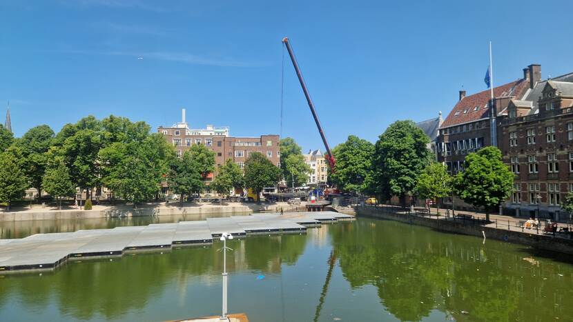 Hijskraan op hoek Korte Vijverberg / Lange Vijverberg tilt brugdelen uit de Hofvijver