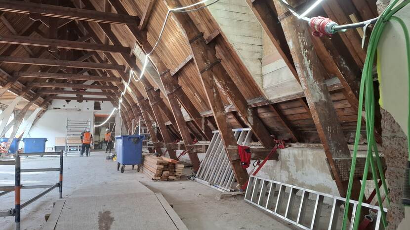 Grote zolderruimte van gebouw C van de Tweede Kamer met zichtbare dakconstructie