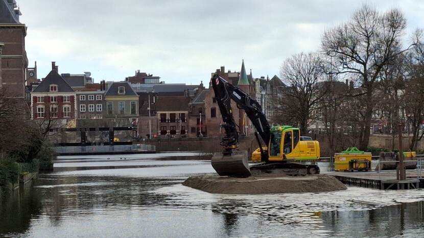 Graafmachine op het eerste stuk zand in de Hofvijver