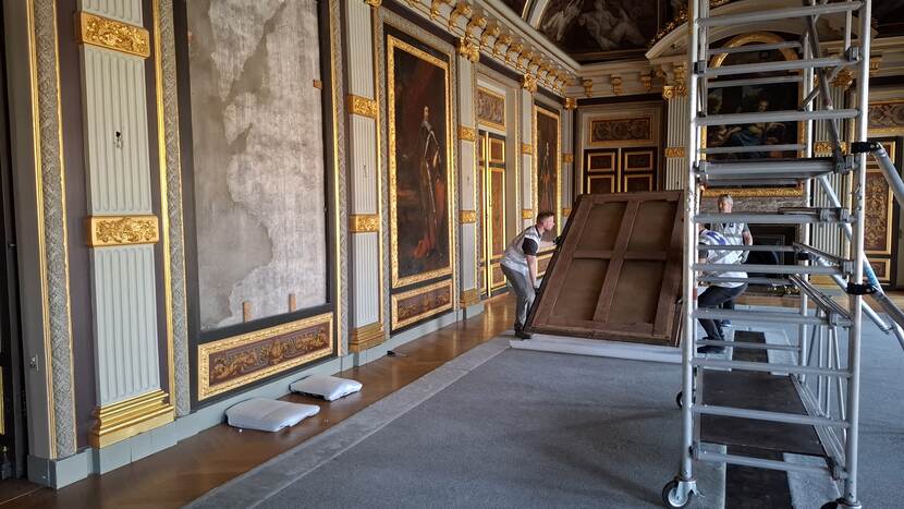Een van de portretten van de stadhouders in de Trêveszaal wordt van de wand gehaald