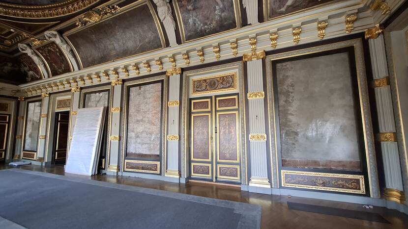 De wand van de Trêveszaal zonder de portretten van de stadhouders, die ingepakt staan te wachten op vervoer naar het depot