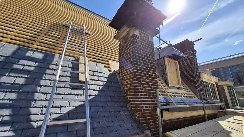 Dak van gebouw C waarop voor een gedeelte al leien zijn aangebracht