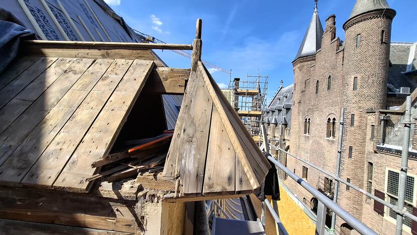 Dakkapel zonder leien waaraan een paar planken ontbreken, rechts zijn de Grafelijke Zalen te zien