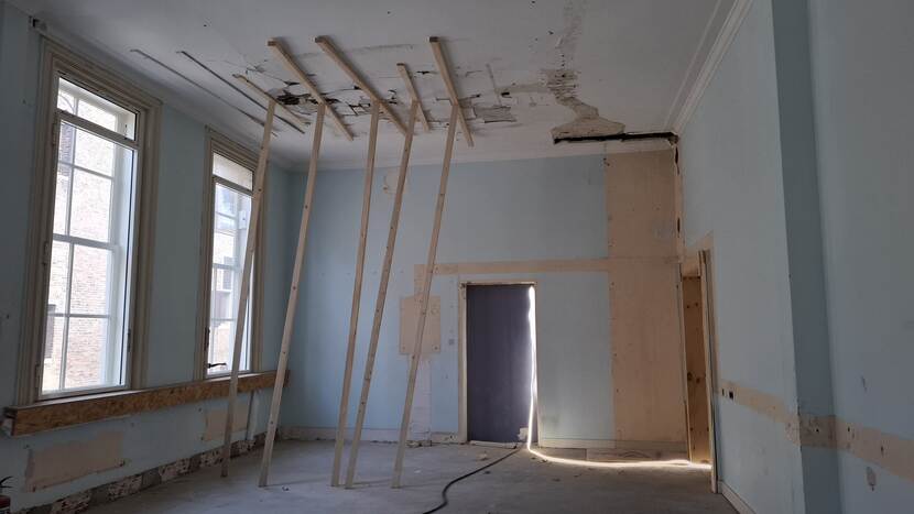 Inzakkend stucplafond ondersteund door latten en staanders