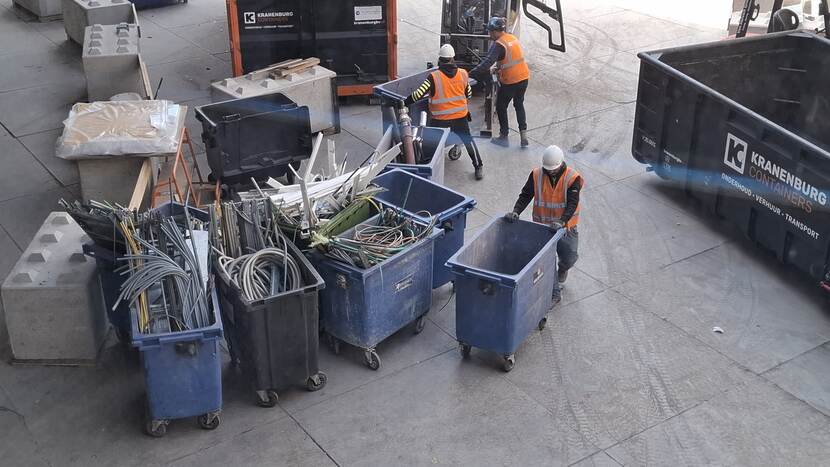 Rolcontainers met leidingen en ander gesorteerd materiaal