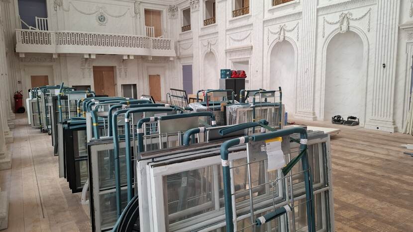 Een groot aantal vensters verzameld in de Oude Zaal van de Tweede Kamer