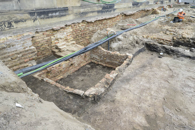 Eerste gemetselde kleine grafkelder aan de westzijde van de Hofkapel aangetroffen