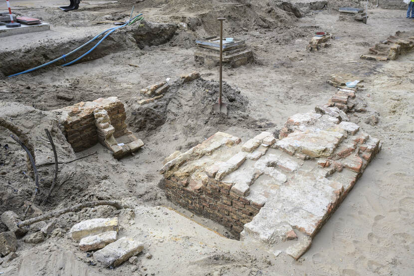 Oude bakstenen uit 1289 worden zichtbaar, skeletten geborgen