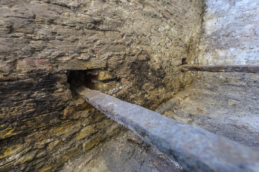 Twee van de gietijzeren stangen waarop de kisten met de overledenen geplaatst werden. Duidelijk zichtbaar is dat zijn de gaten waarin de stangen zitten al bij de bouw zijn mee gemetseld.